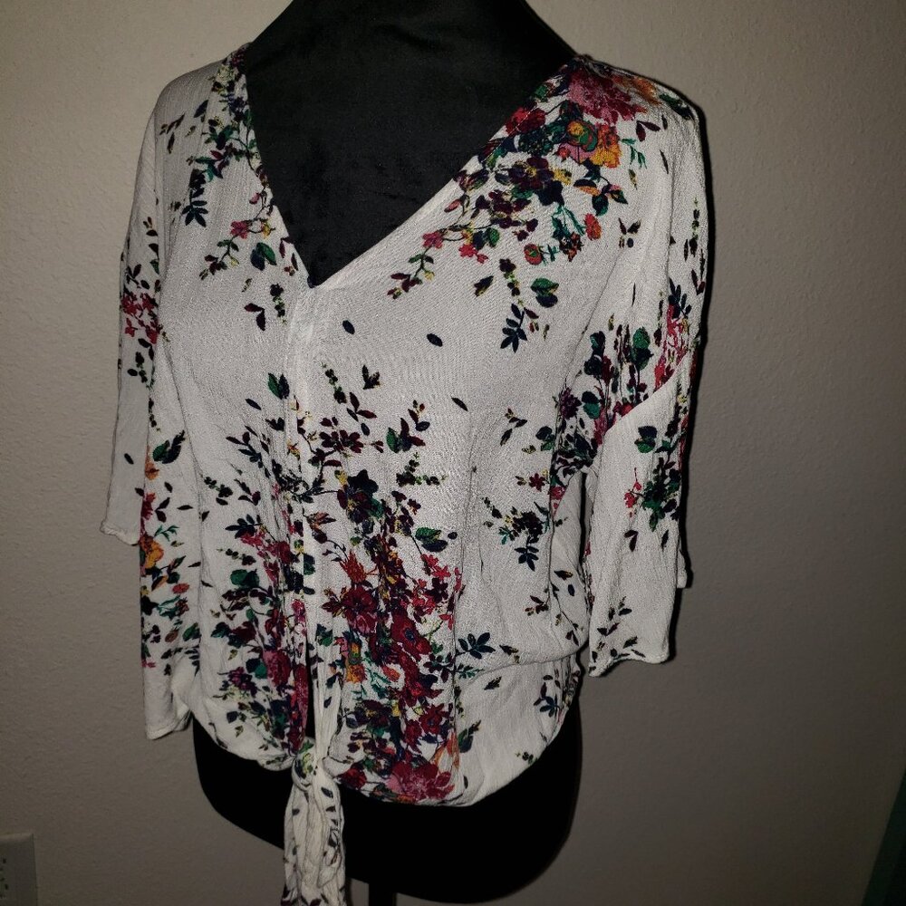 LUQ Women's size Large White with Floral Tie Front Crop Top